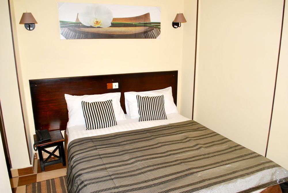 Hotel Yaahot Yaoundé Esterno foto