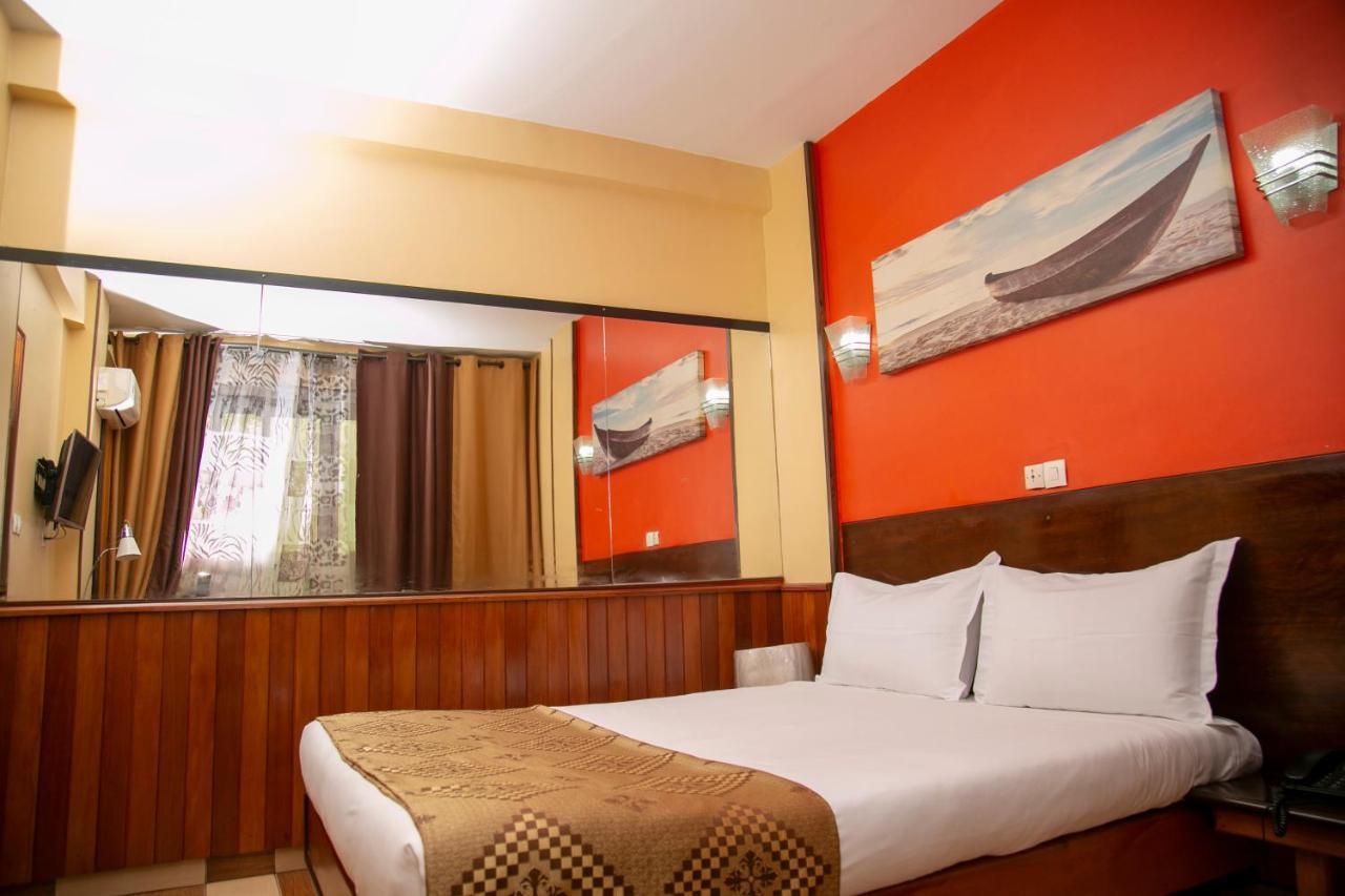 Hotel Yaahot Yaoundé Esterno foto