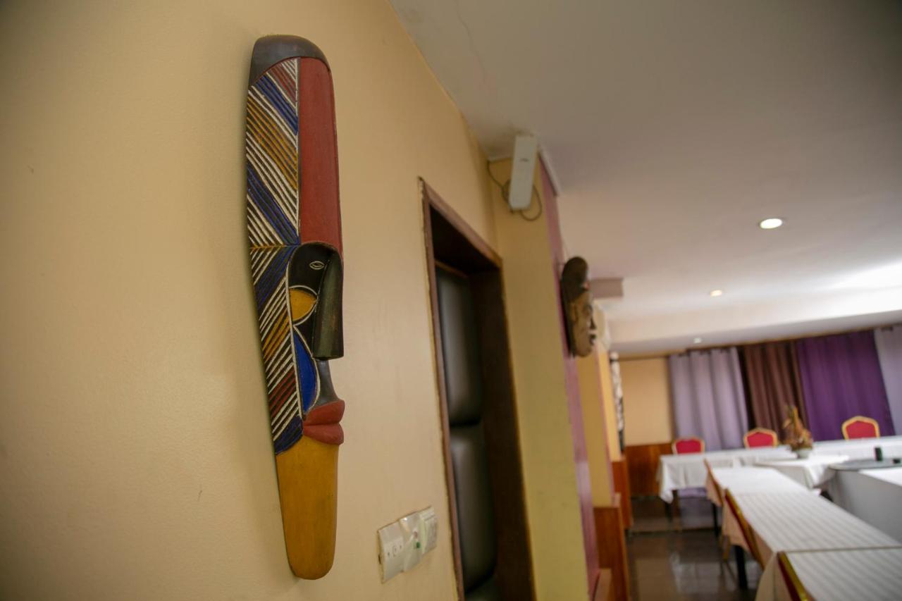 Hotel Yaahot Yaoundé Esterno foto
