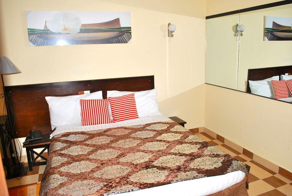 Hotel Yaahot Yaoundé Esterno foto