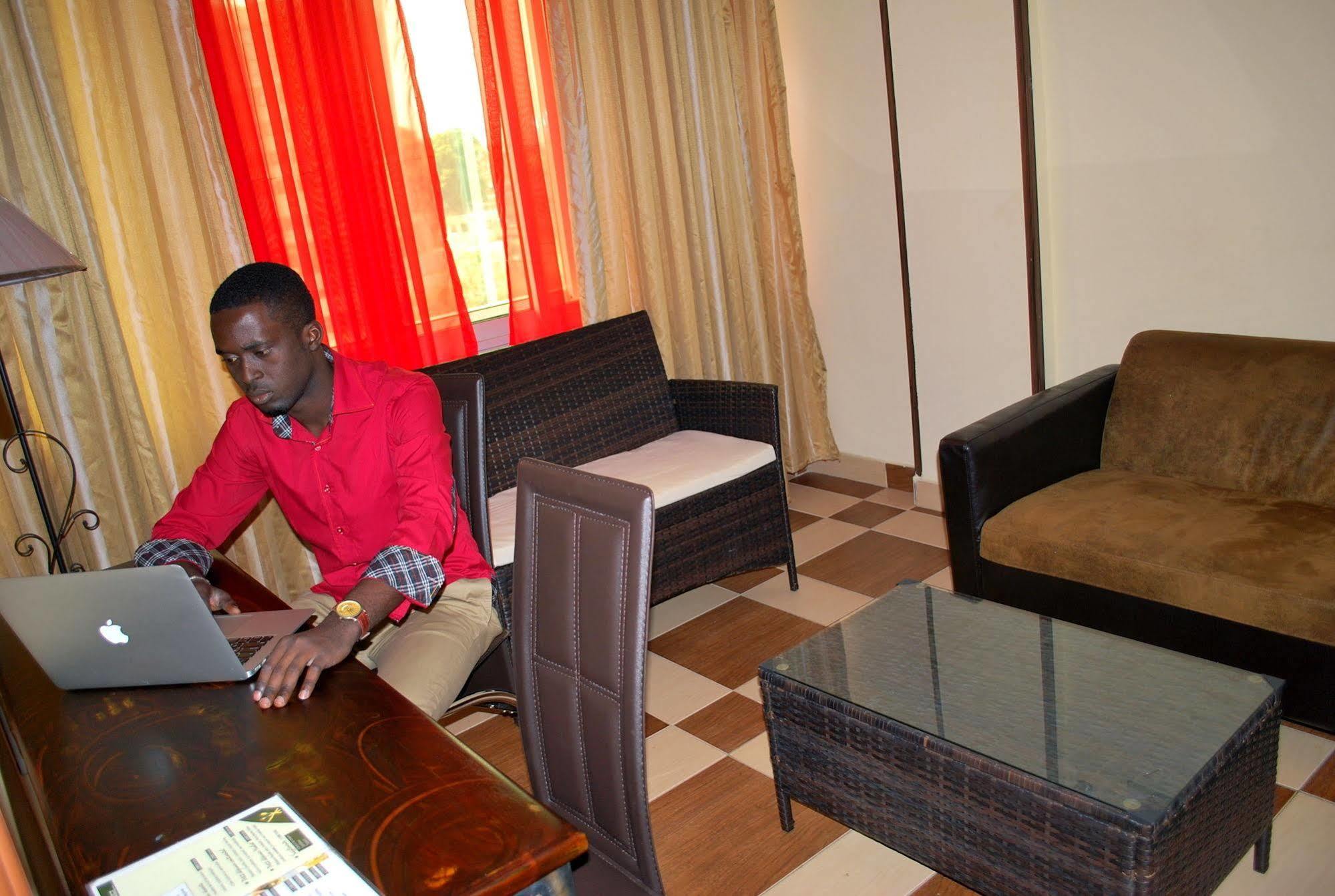 Hotel Yaahot Yaoundé Esterno foto
