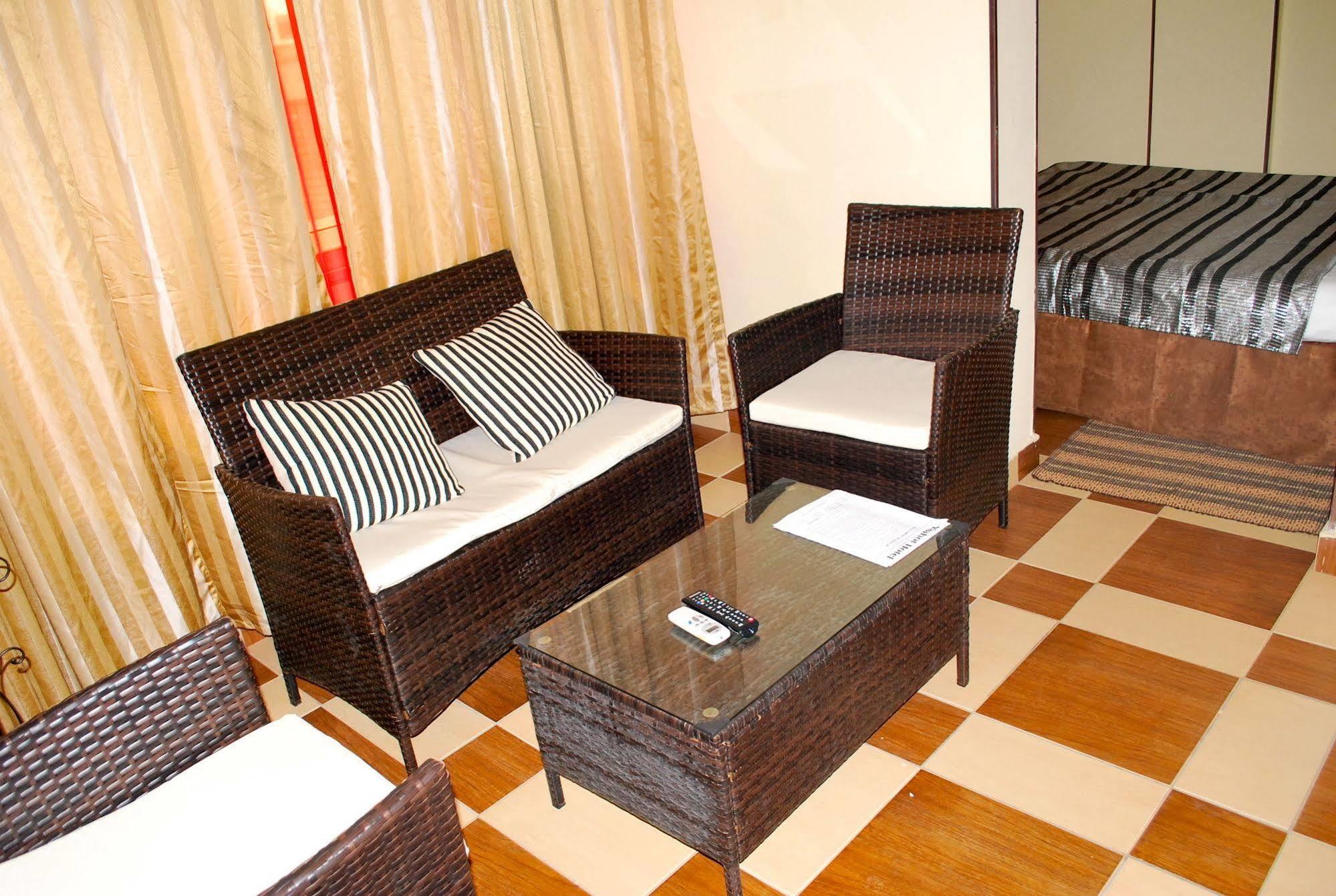 Hotel Yaahot Yaoundé Esterno foto