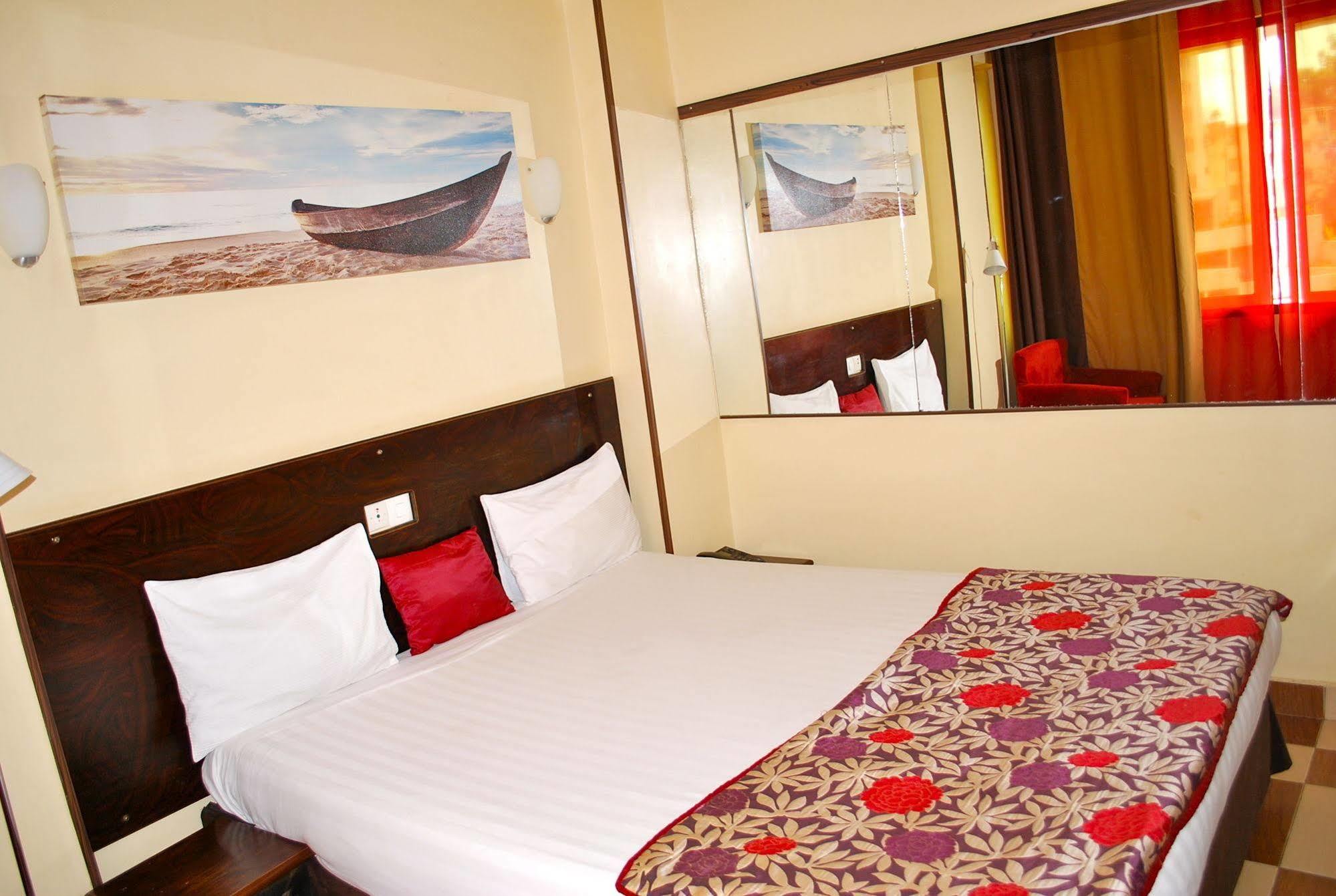 Hotel Yaahot Yaoundé Esterno foto